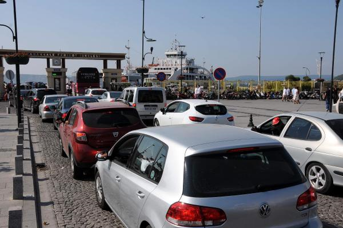 Çanakkale'de Tüm Hatlarda Tatilci Kuyruğu Var