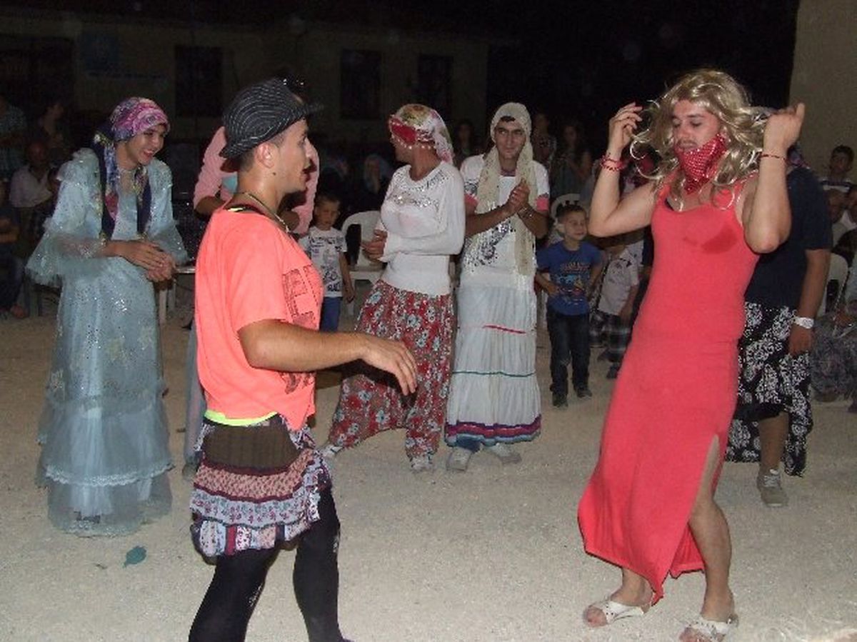 Çanlı Gençlerden Deve Oyunu ile Ramazan Bayramı Kutlaması