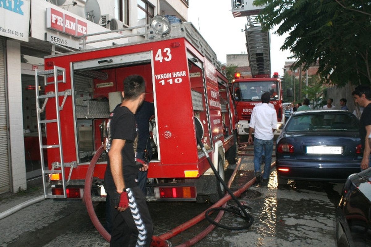 Düzce\'de 4 Katlı Binada Çıkan Yangın Korkuttu