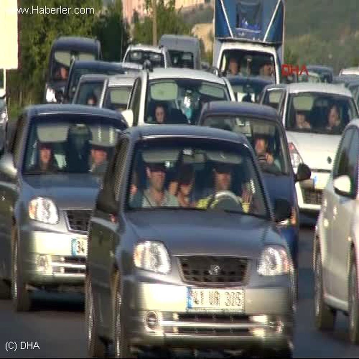Feribot İskelelerı Doldu, Yollar Adım Adım