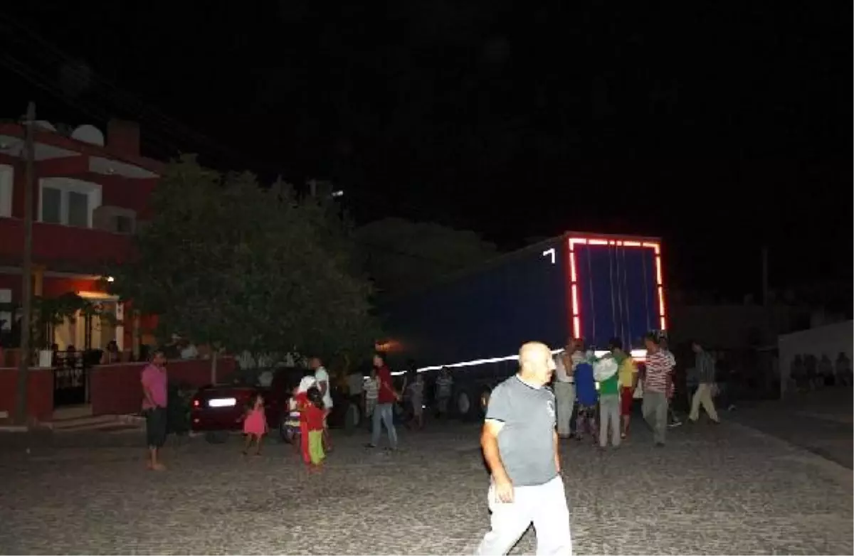 Freni Boşalan Tır Evin Balkonuna Çarptı