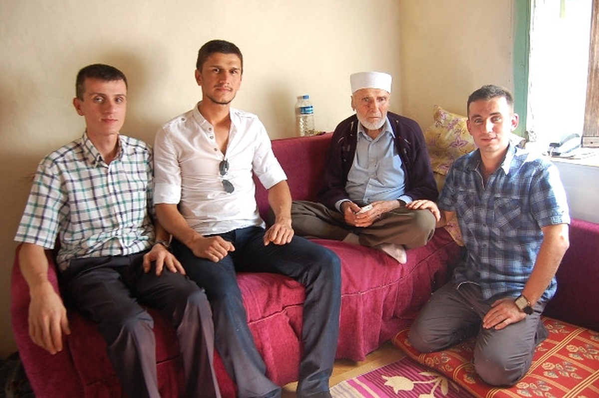 Gençlerden Asırlık Çınara Bayram Ziyareti