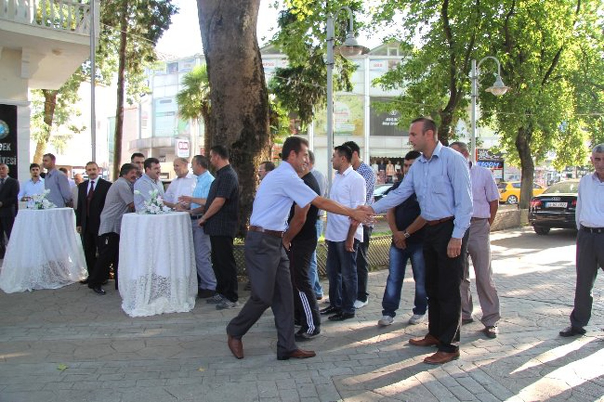 Hendek Belediye Personeli ve Vatandaşlar Muammer Sencer Caddesi\'nde Bayramlaştı