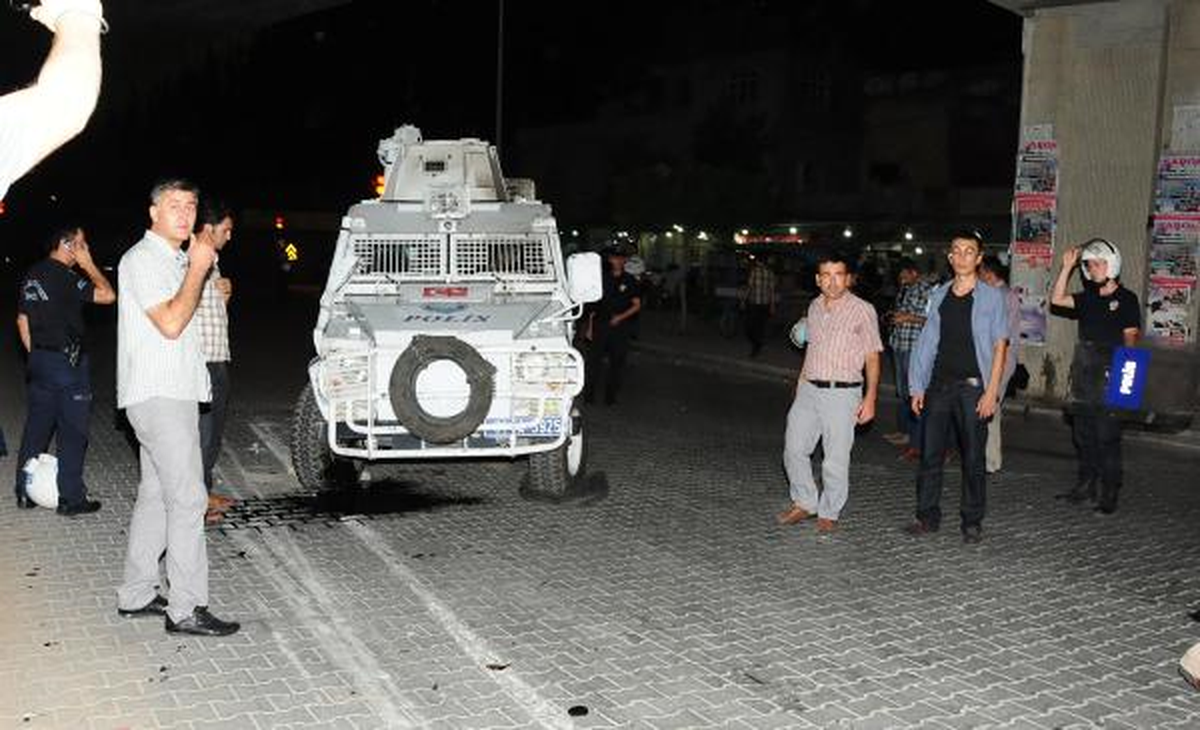 Atılan Molotof Zırhlı Aracı Devirdi: 3 Polis Yaralı