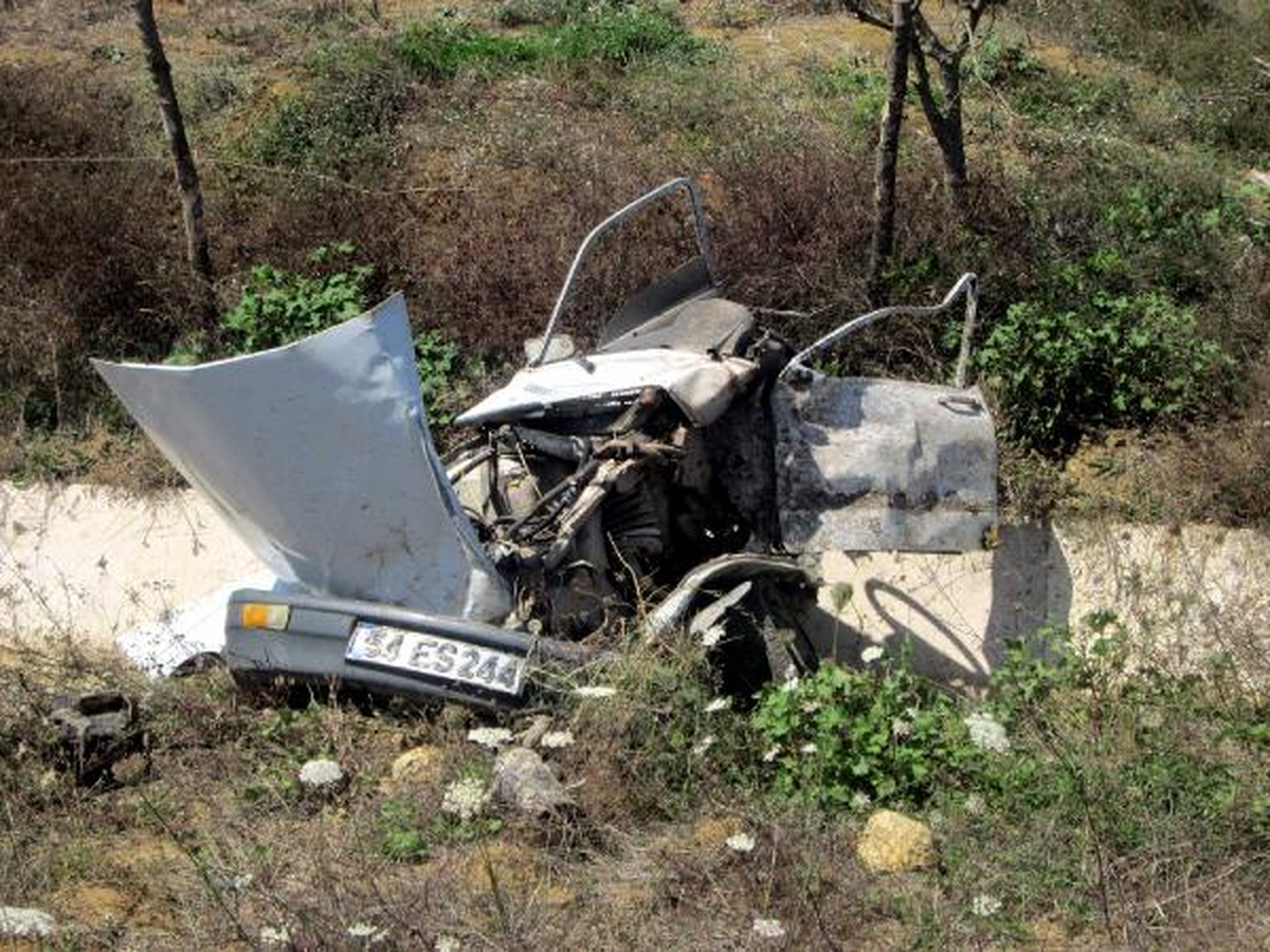 Kamyonetin Çarptığı Otomobil İkiye Bölündü