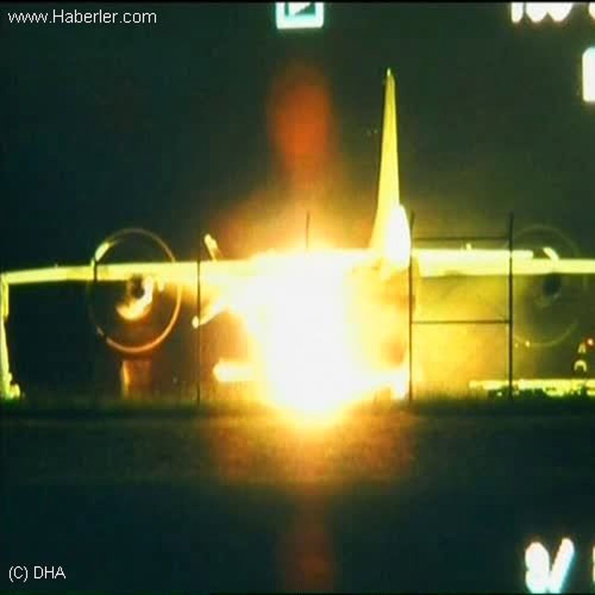 Leıpzıg Havaalanı'nda Cıvcıv Taşıyan Kargo Uçağı Yandı