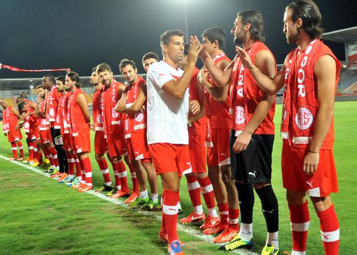 Antalyaspor 2013-2014 Sezonunu Toplu İmza Töreniyle Açtı
