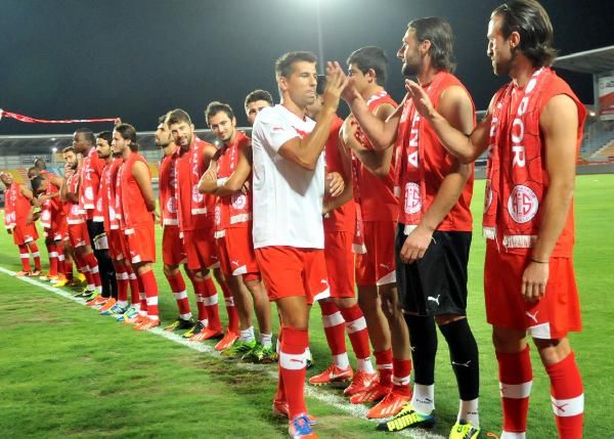 Antalyaspor\'da Yeni Transferler Taraftarlarla Buluştu