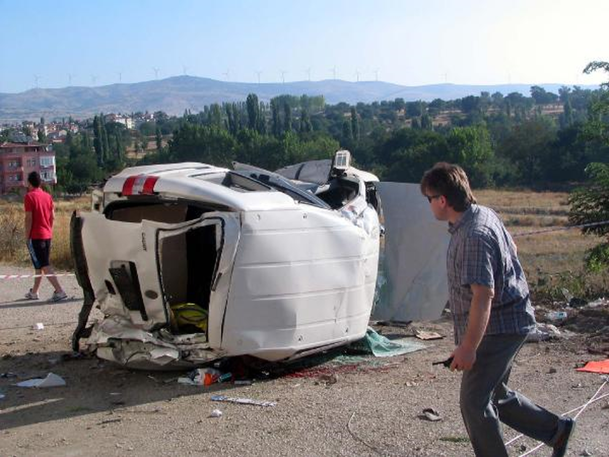 Minibüs Takla Attı: 2 Ölü, 2 Yaralı