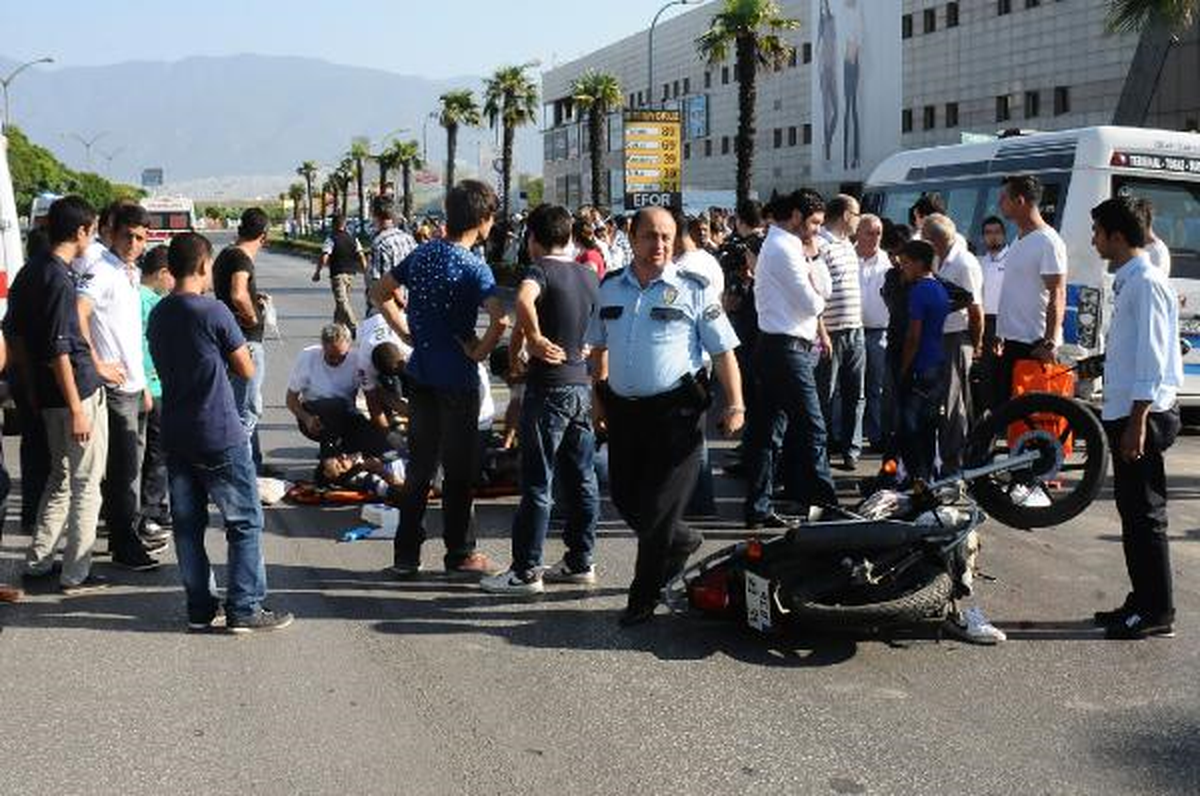 Minibüse Çarpan İki Motosikletteki 4 Genç Yaralandı