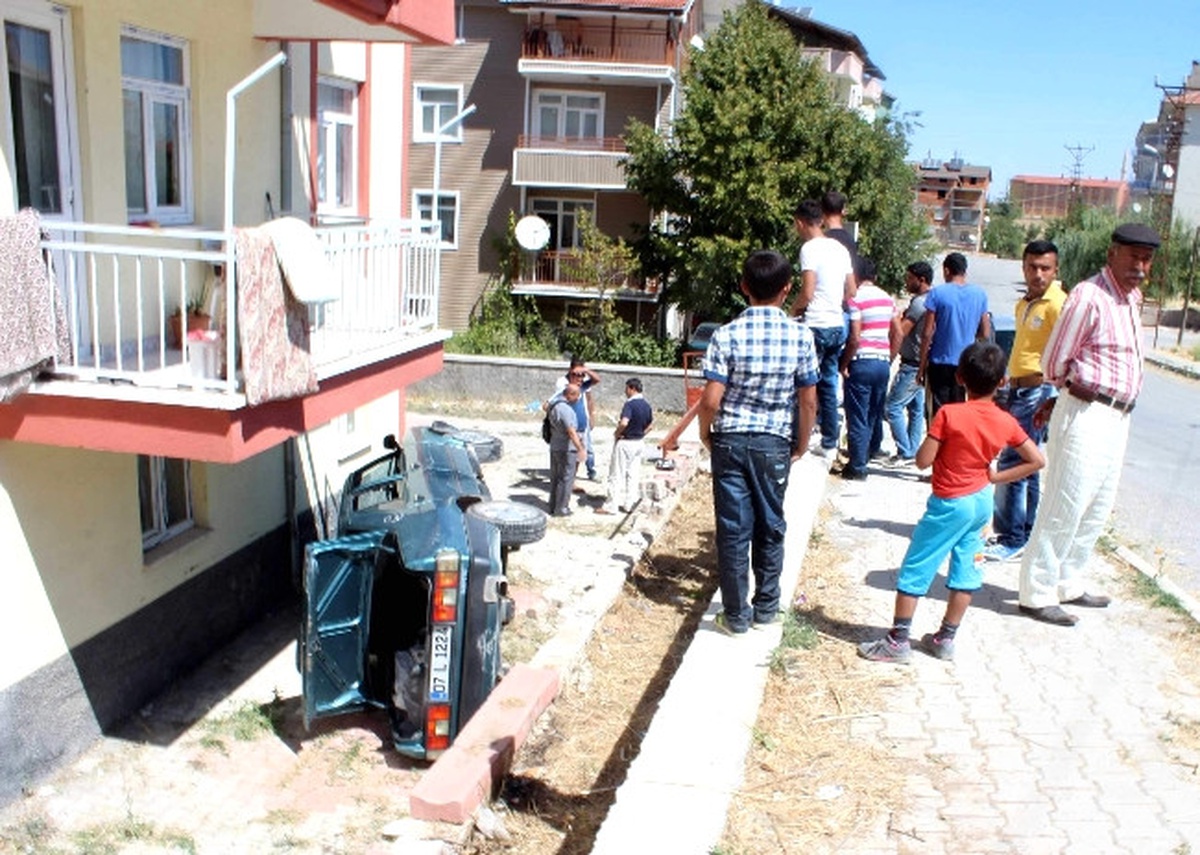 Otomobil Apartmanın Bahçesine Düştü