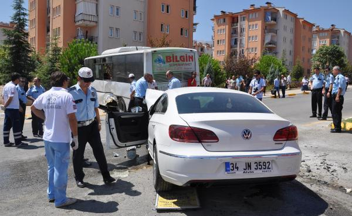 Otomobil Otobüse Çarptı: 7 Yaralı