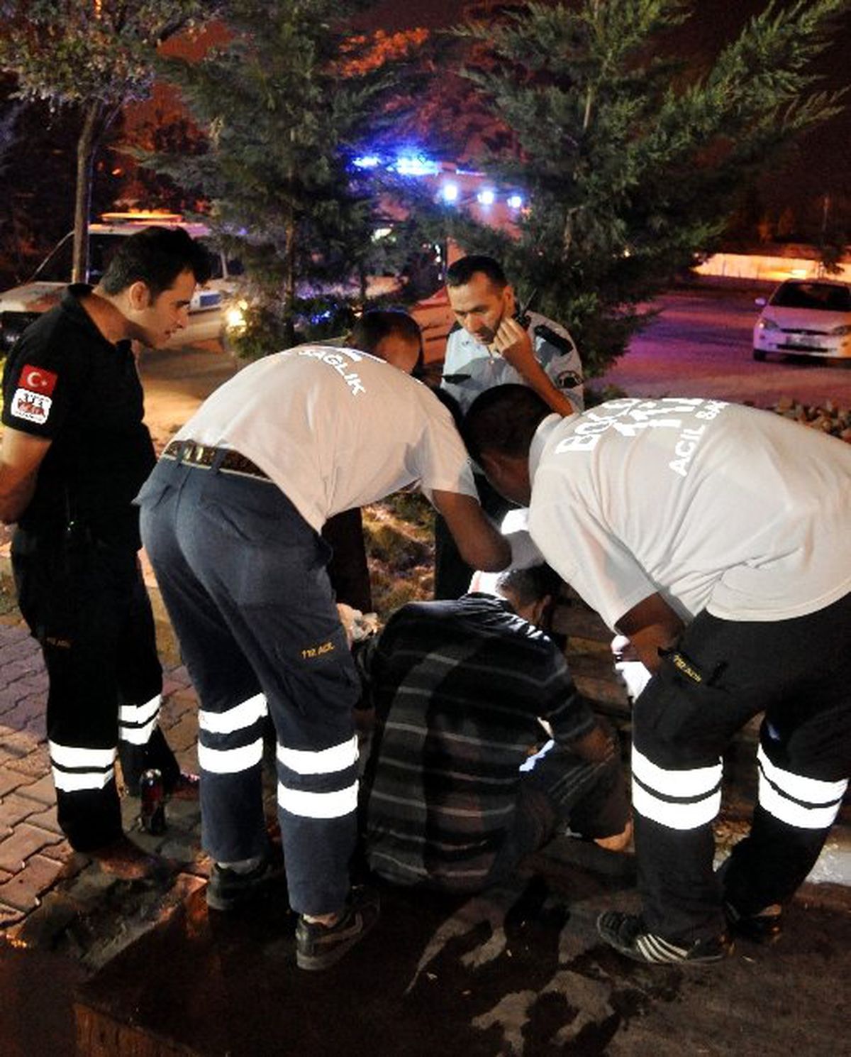 Polis, Alkollü Şahsı Güçlükle Evine Bıraktı