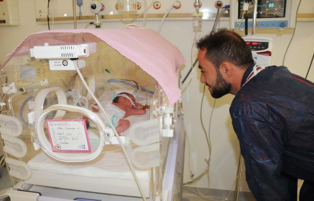 Polis Çiftin Dördüzlerine Başbakan\'dan Kutlama