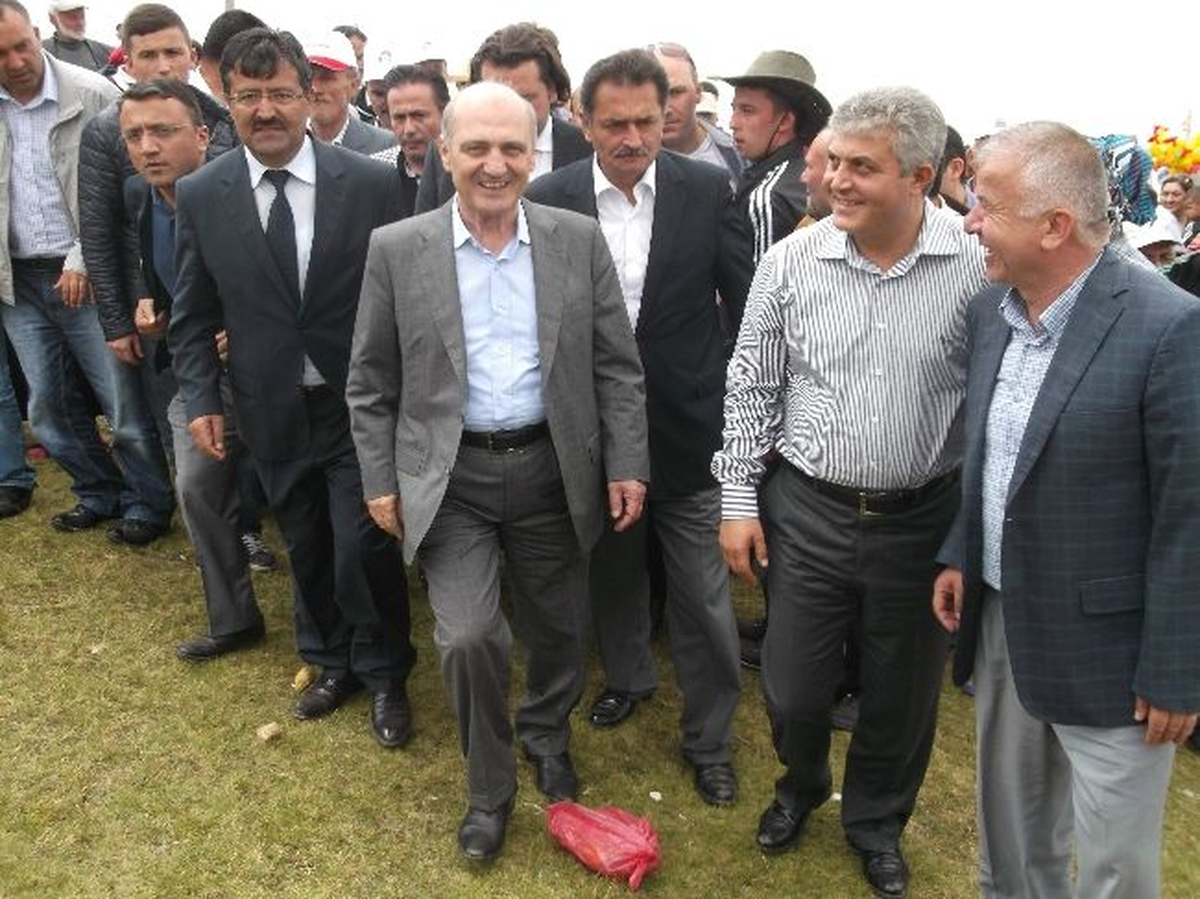 Trabzon Bakan Bayraktar Trabzon\'da Yayla Şenliğine Katıldı