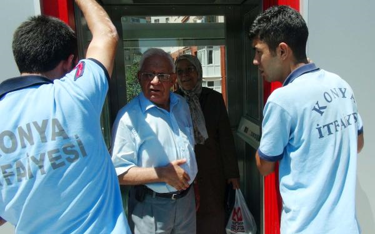 Üst Geçit Asansöründe Mahsur Kalan Yaşlı Çifti İtfaiye Kurtardı