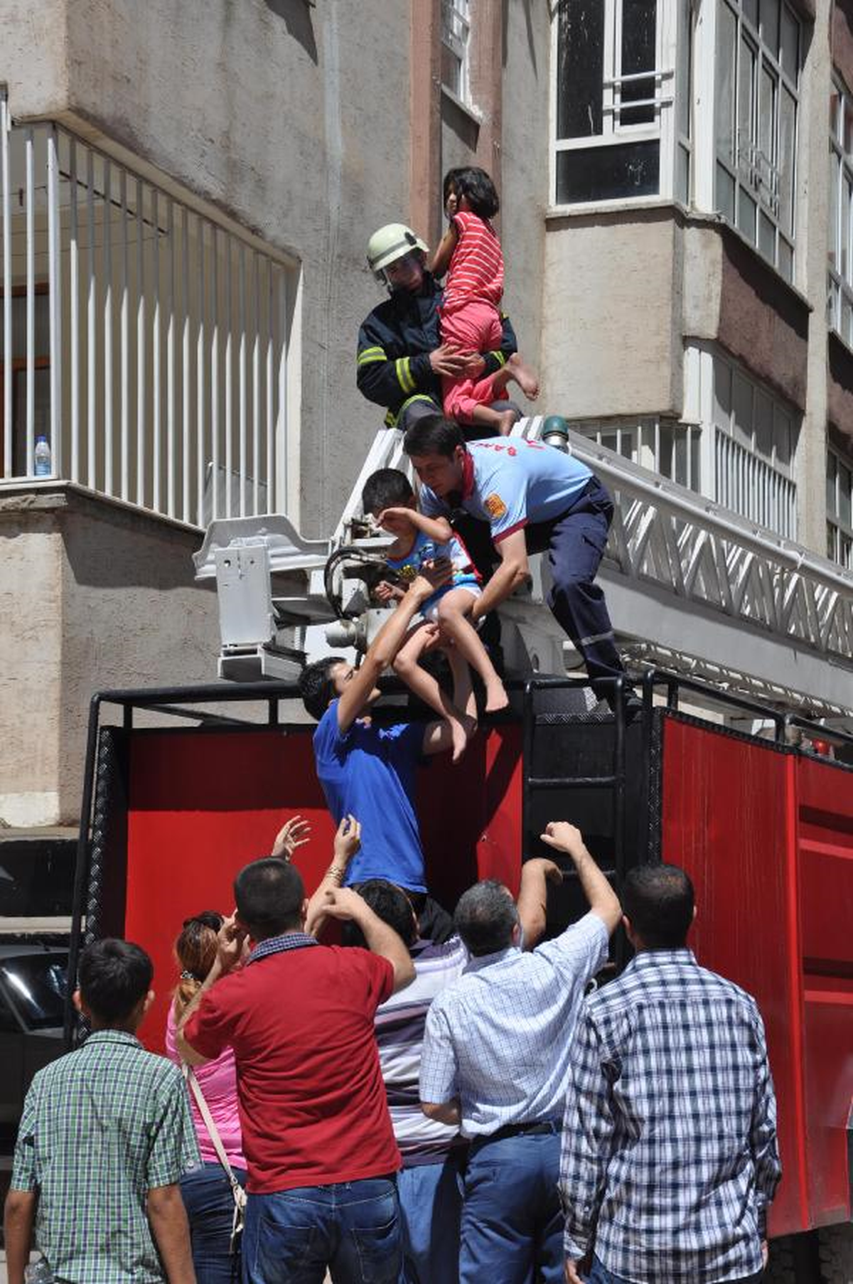 Yangın Çıkan Evde Mahsur Kalan 3 Çocuğu, İtfaiye Kurtardı