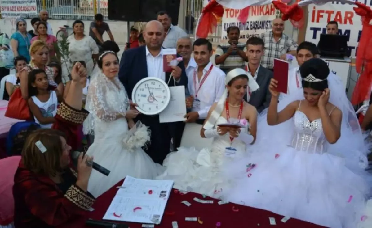 İzmir'de 22 Çift Aynı Anda Evlendi