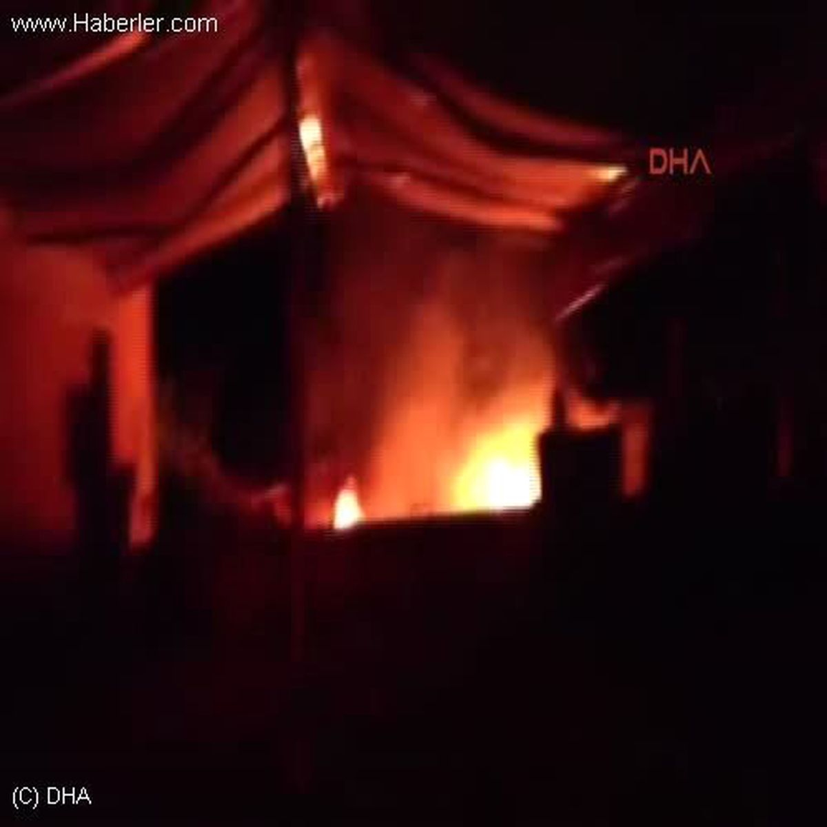 Adıyaman\'da Tarihi Pazarda 7 İşyeri Yandı