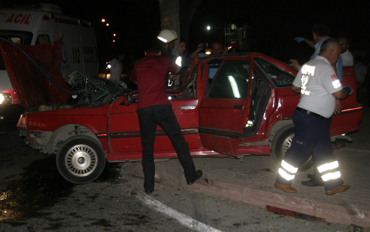 Ağaca Saplanan Otomobilde 2 Kişi Sıkıştı
