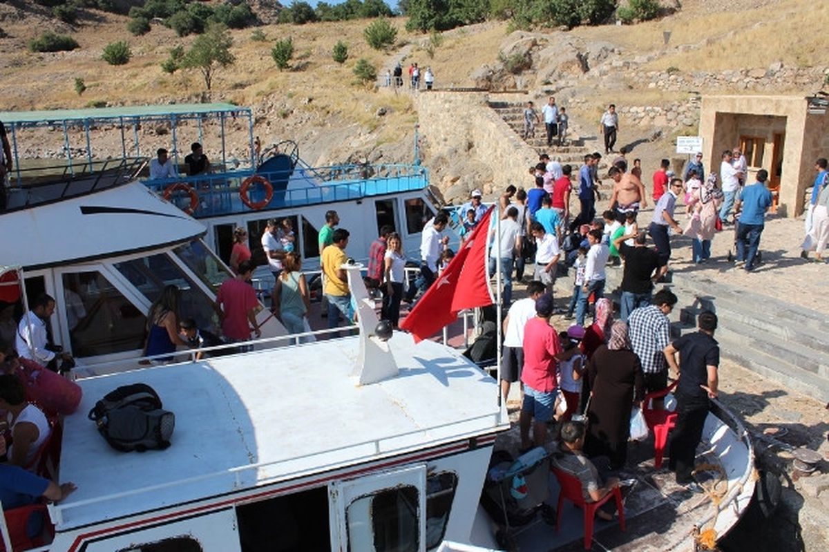 Akdamar Adası\'na Yerli Turist İlgisi