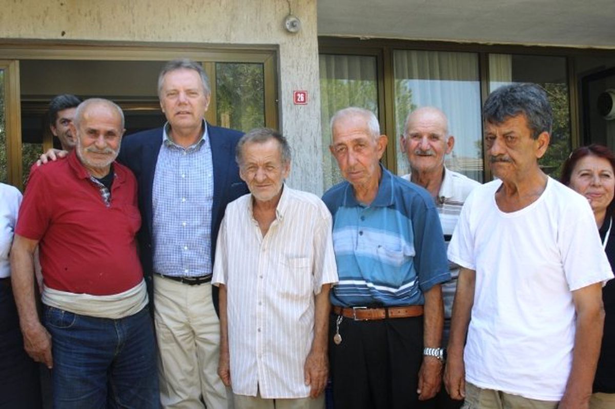Ayvalık\'ta Kimsesiz Yaşlılar Unutulmadı