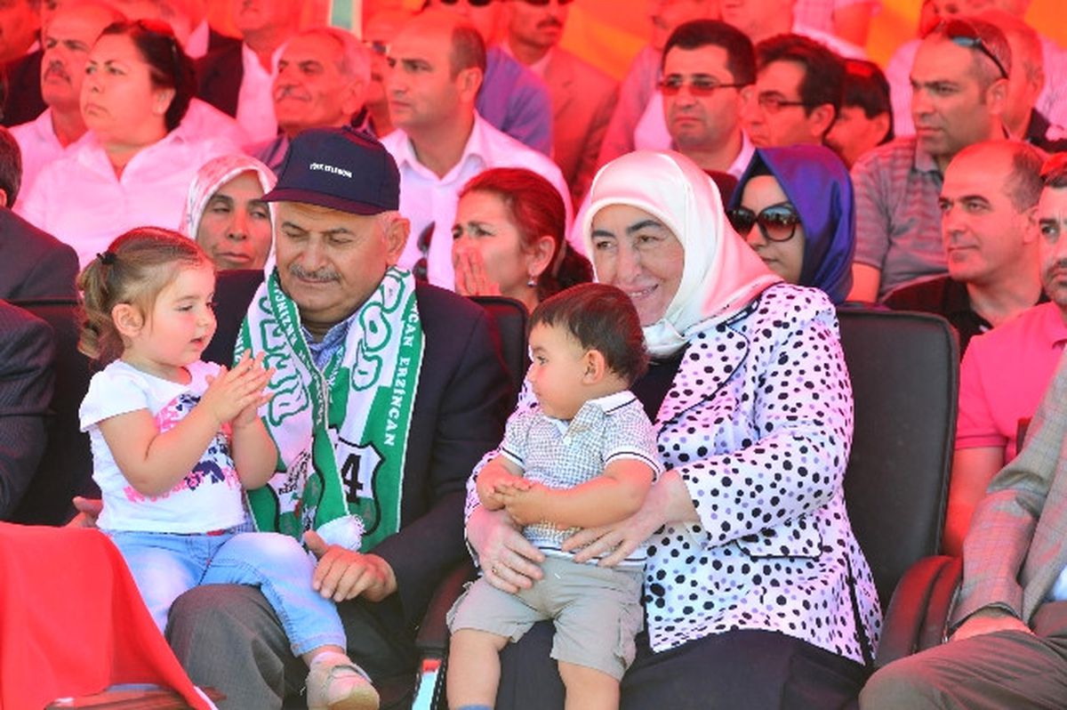 Bakan Yıldırım\'ın Torun Sevgisi