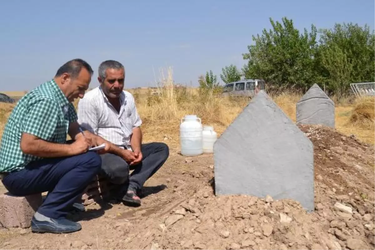 Boğulan Oğlunun Mezarı Başında Gözyaşı Döktü