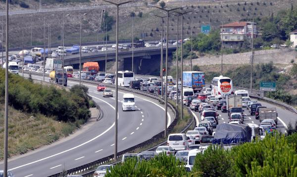 Bayram Dönüşü Tem\'de Trafik Adım Adım