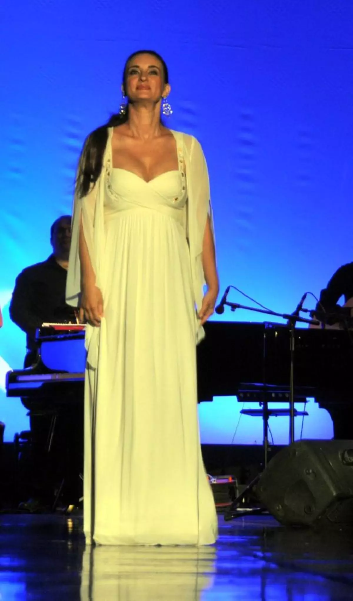 Bodrum\'da Sahnelenen Bach Alla Turca\'da Çağla Şikel de Dans Etti