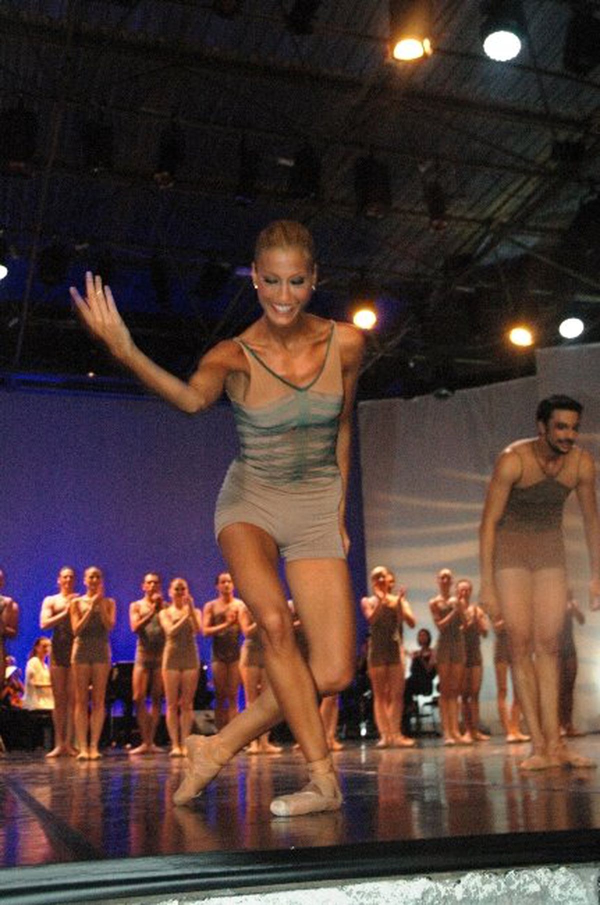 Çağla Şikel Evlilik Yıldönümünde Bale Yaptı