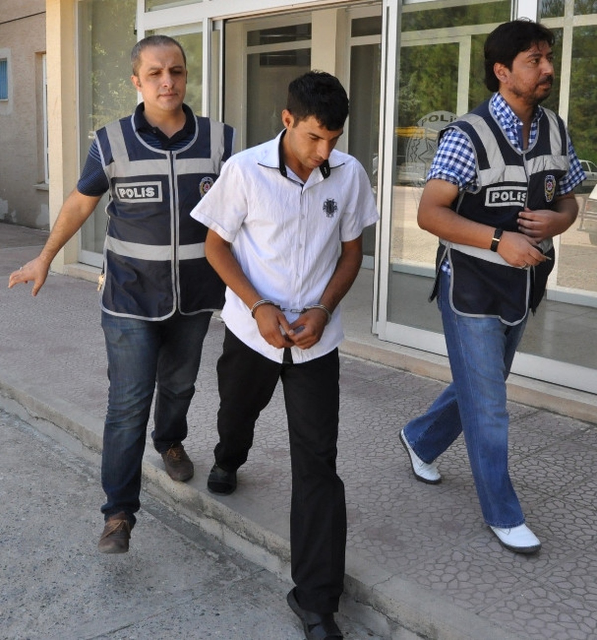 Cami ve İşyeri Hırsızlığı Güvenlik Kamerasında