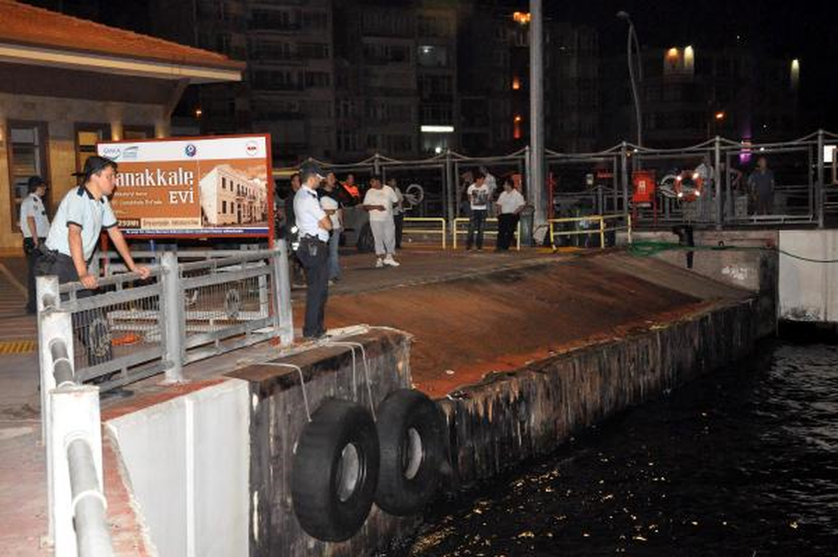 Çanakkale\'de Denize Atlayan Kişi Kayboldu