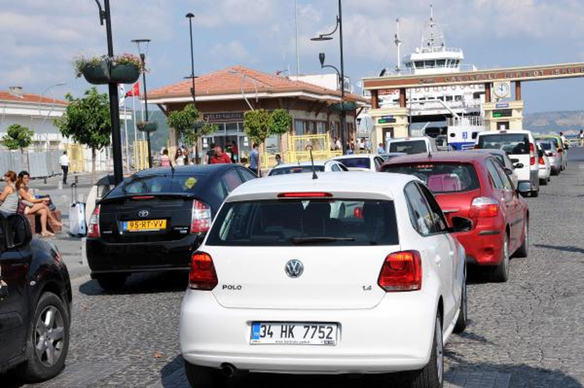 Çanakkale\'de Feribot Kuyruğu