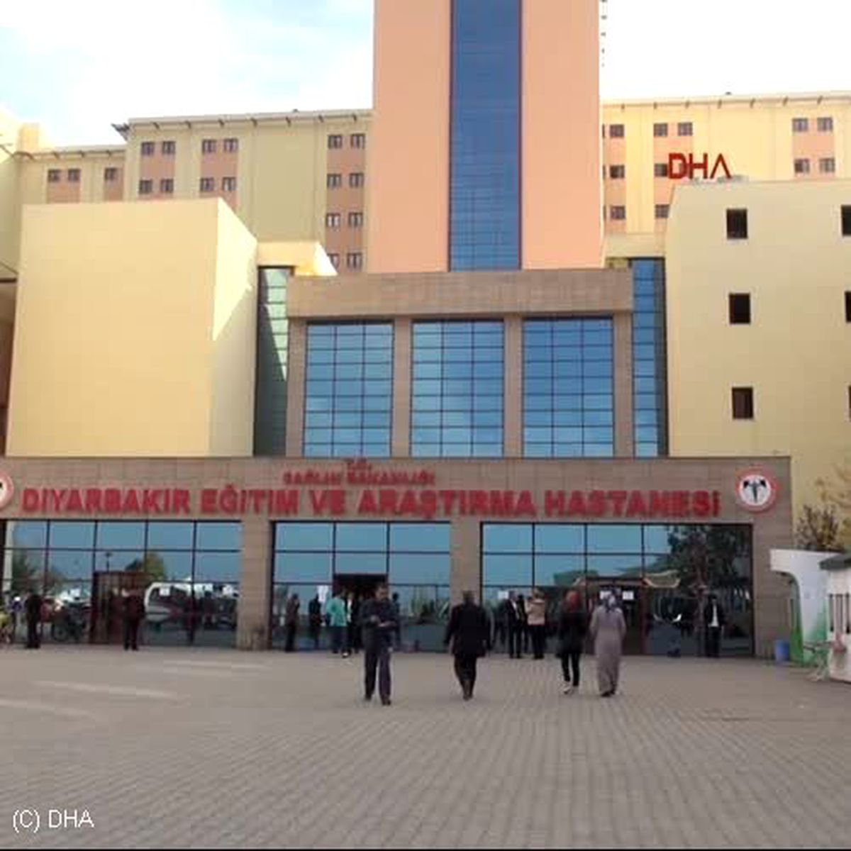 Diyarbakır 2.5 Saat Asansörde Mahsur Kalan Ameliyatlı Hasta Sedyenin Ayağı Kesilerek Çıkarıldı