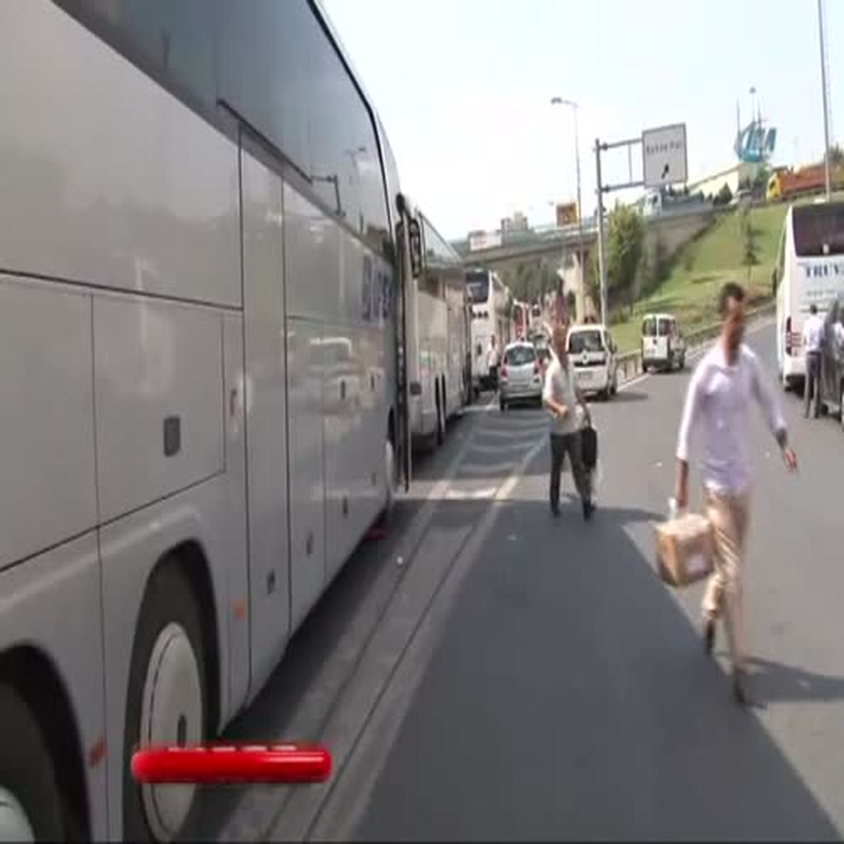 Esenler Otogar Girişinde Kilometrelerce Otobüs Kuyruğu