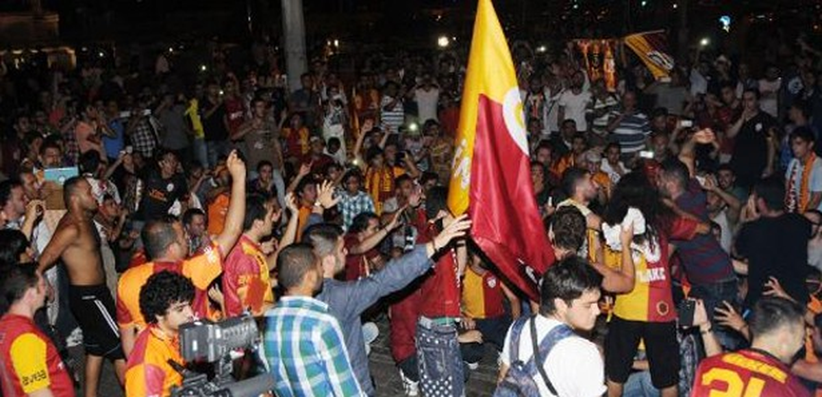 Galatasaraylı Taraftarların Taksim\'de Kupa Sevinci