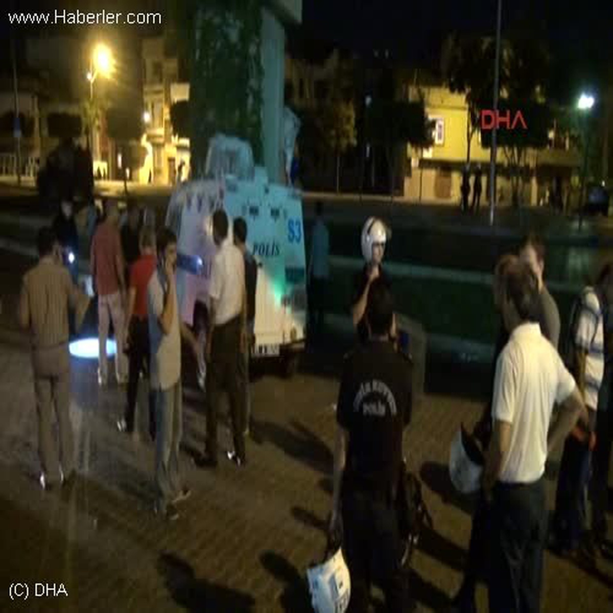 Molotof Zırhlı Aracı Devirdi: 3 Polis Yaralı