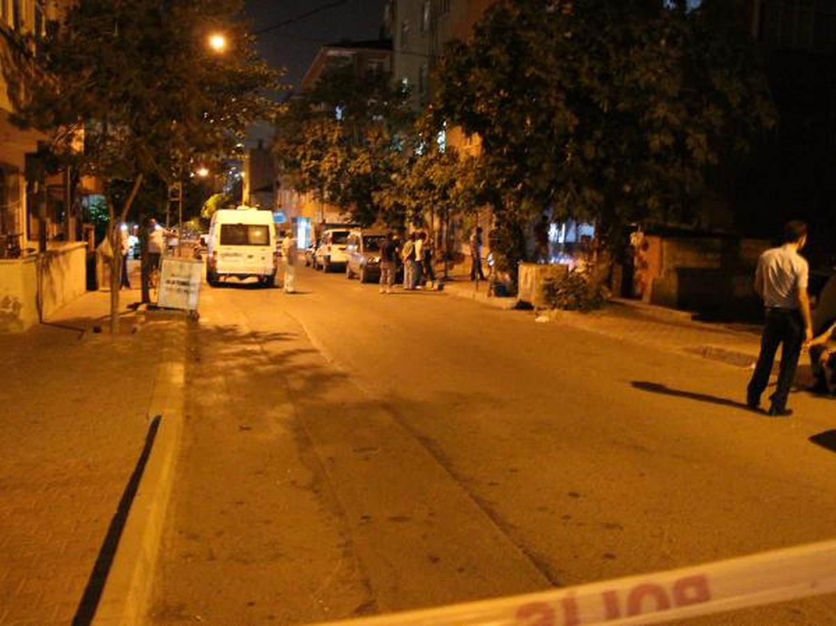 Kartal\'da AK Parti Bürosu Önünde Ses Bombası Patladı