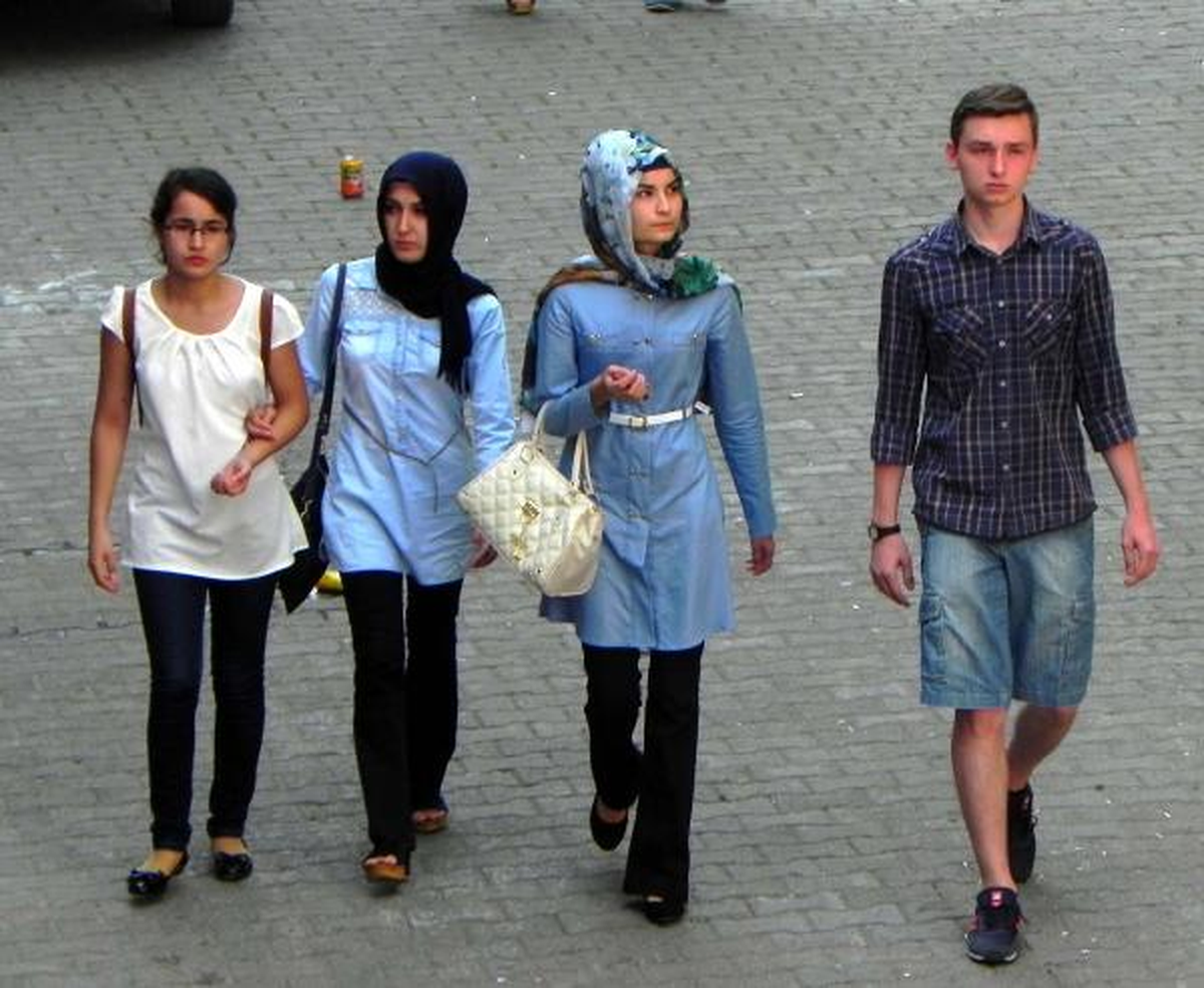 Kızlar Bayramı\'nda Tekme Tokat Kavga