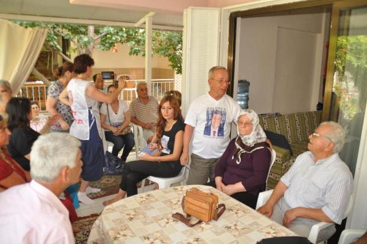Mustafa Balbay\'ın Anne ve Babasına Ziyaret