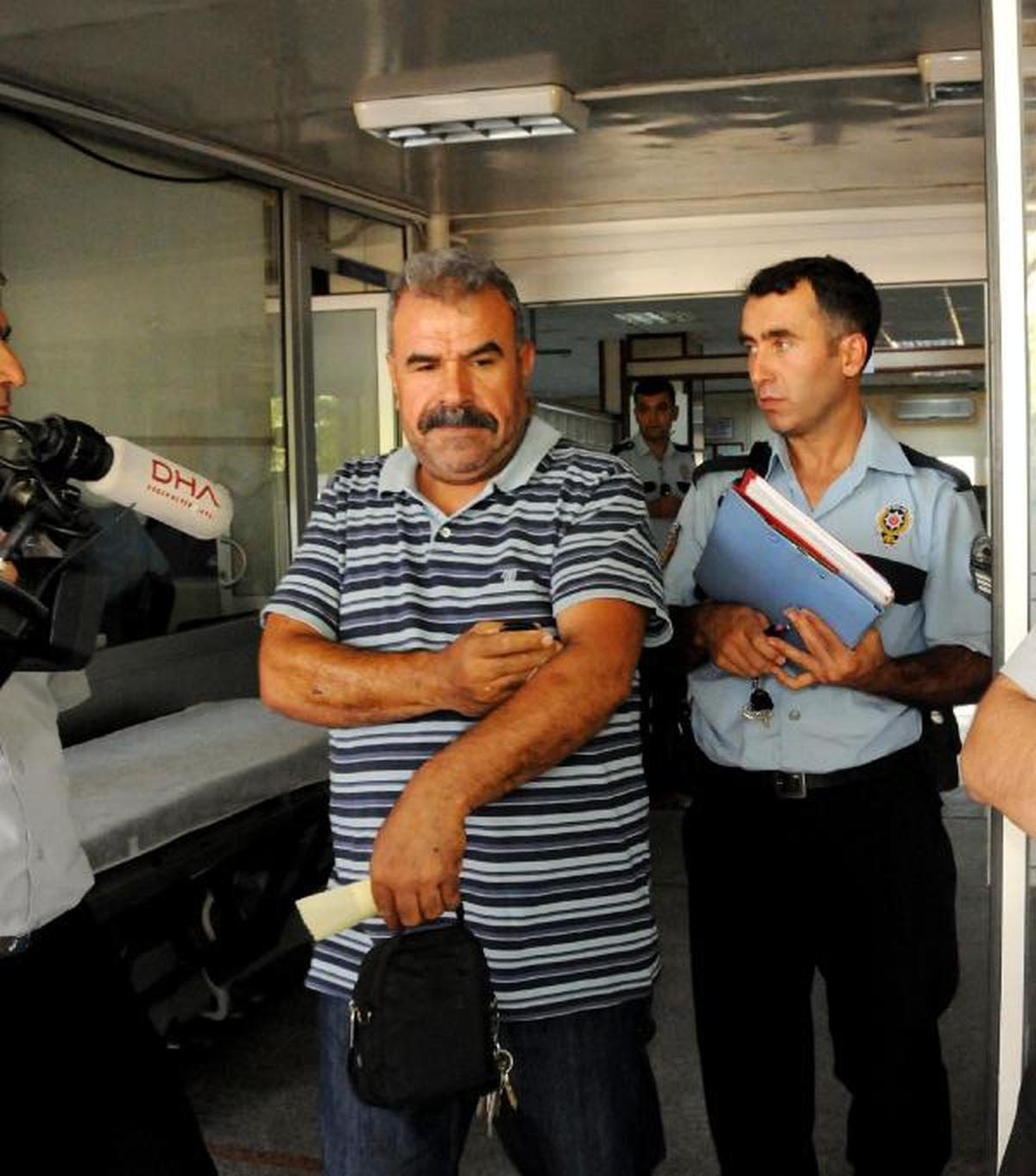 Otomobiliyle Giderken Koluna ve Bacağına Kurşun İsabet Etti