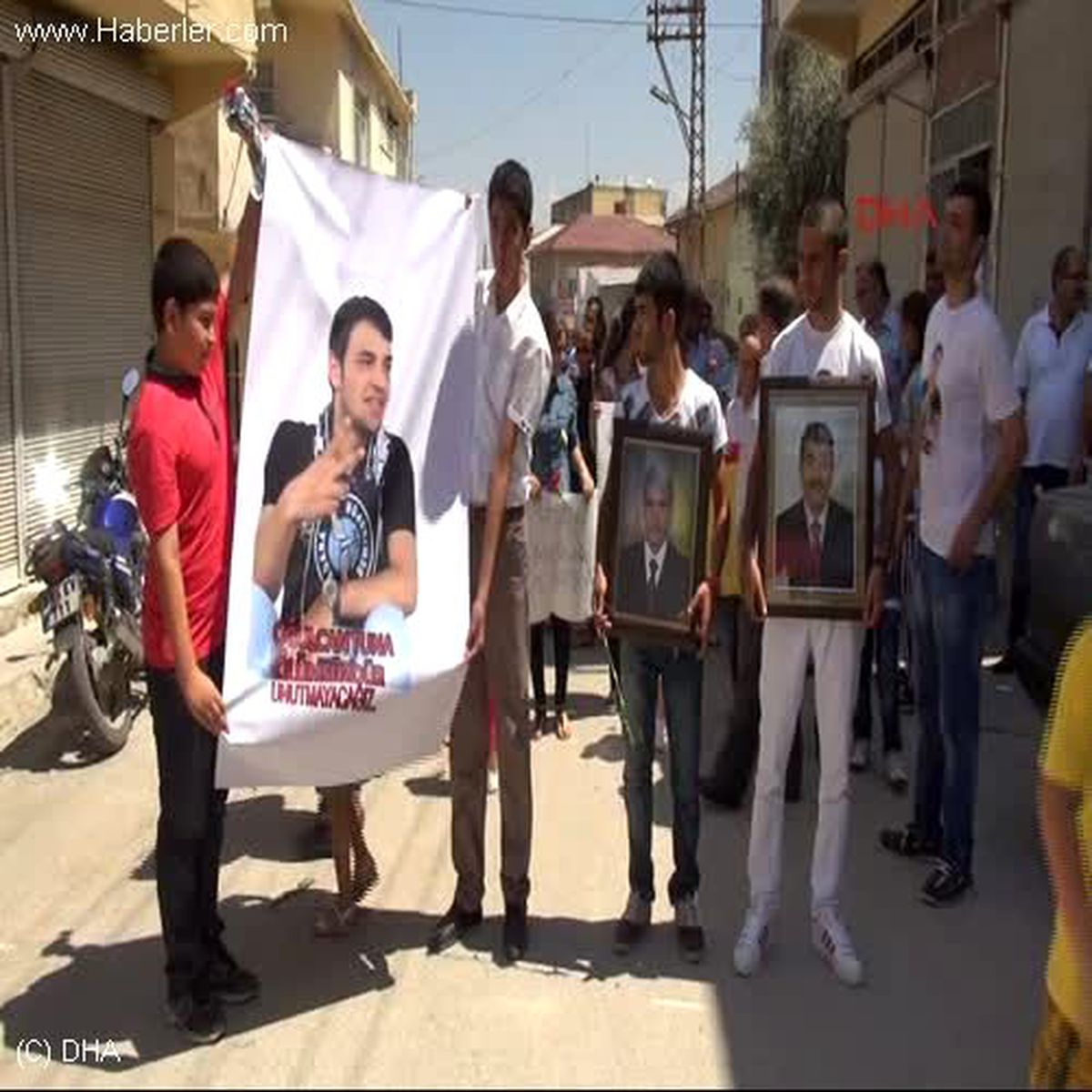 Reyhanlı\'da Bombalı Saldırıda Ölenlere Karanfilli Anma
