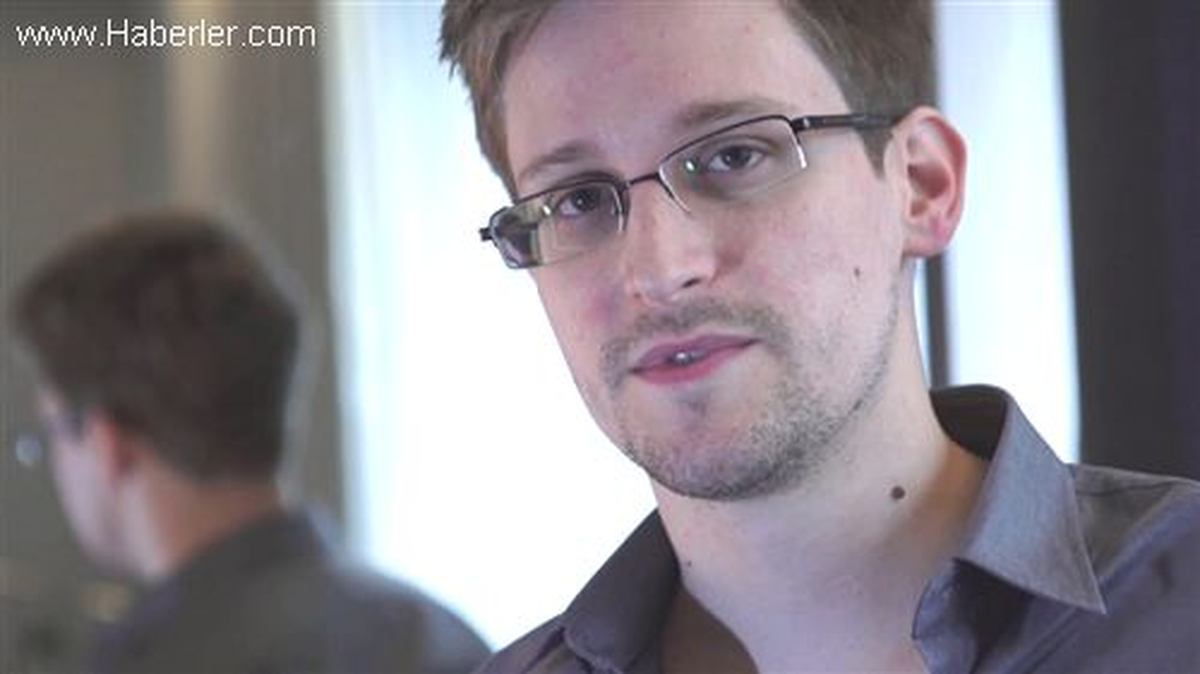 Snowden\'in Babası Rusya\'ya Gitmek İçin Vize Aldı