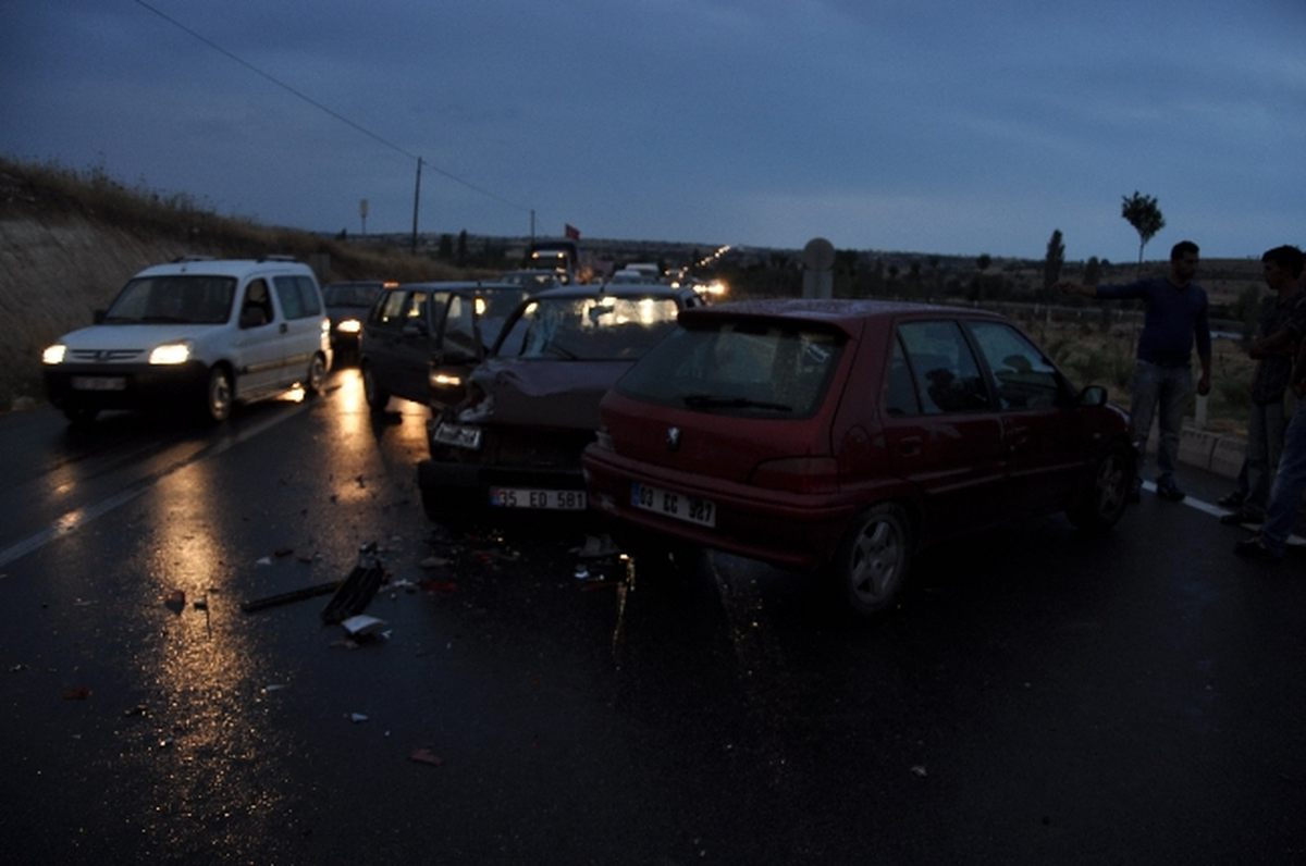 Uşak\'ta Dönüş Yolu Kazaları: 24 Yaralı