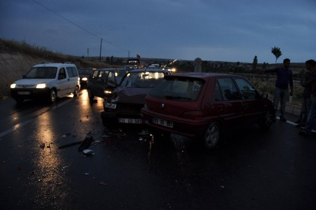 Uşak\'ta Trafik Kazaları: 24 Yaralı