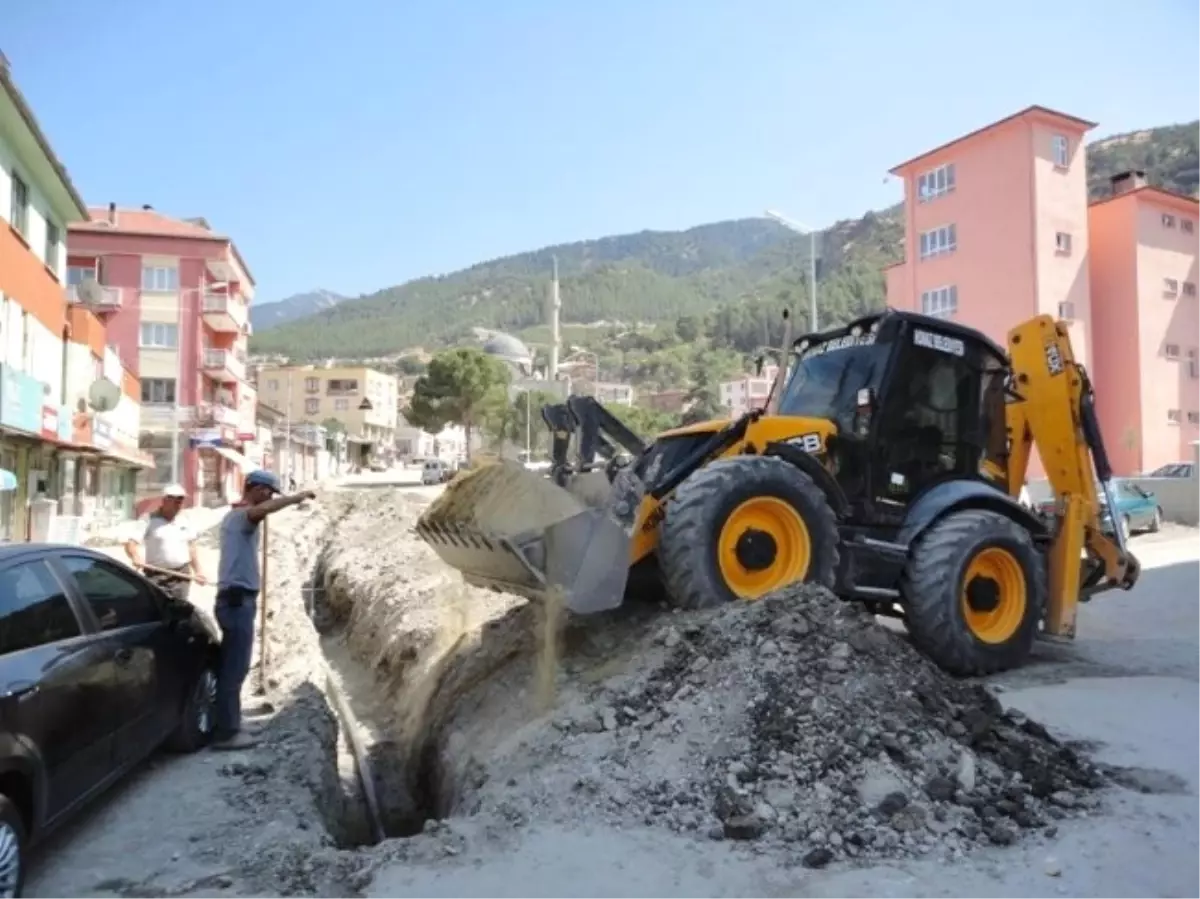 Atatürk Caddesi'nde Çalışmalar Devam Ediyor