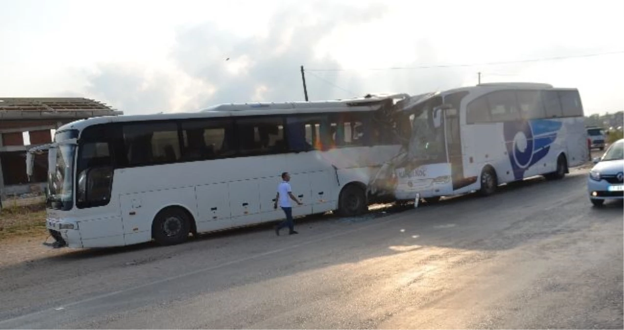 Biga\'da İki Otobüs Çarpıştı: 24 Yaralı