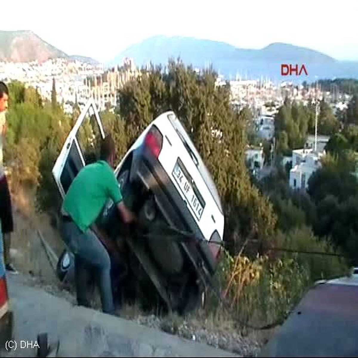 Bodrum Kaza Ucuz Atlatıldıotomobil Şarampolde Asılı Kaldı