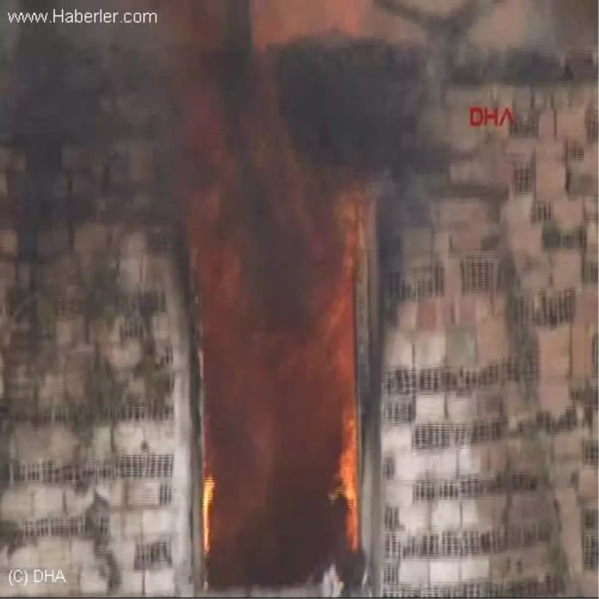 Çocuğa Cinsel İstismar Bulunduğu İddia Edilen Kişinin Evi Ateşe Verildi